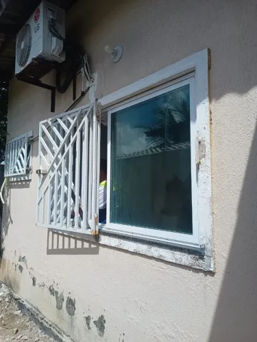 Janela de alumínio completo com grade e pedra de mármore com vidro reforçado 1,80 x 1,10