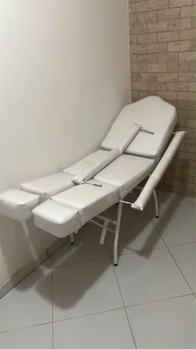 Cadeira de estetica/ acompanha mocho branco 
