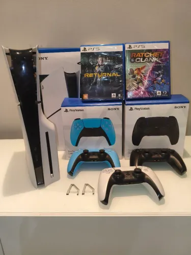 PlayStation 5 slim 1tb + 3 controles + 2 jogos