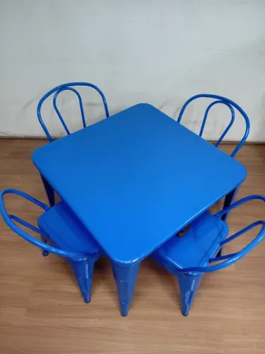 Mesa Infantil Tolix Metal Azul 70x70 com 04 Cadeiras Infantil