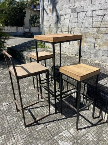 Mesa bistrô com 3 banquetas 
