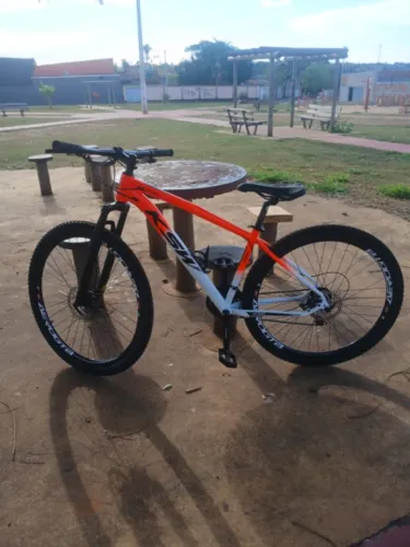 Vendo bike semi nova com três meses de comprada aro 29 