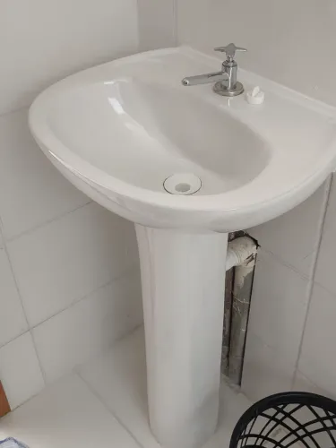 Lavatório com coluna e torneira nova