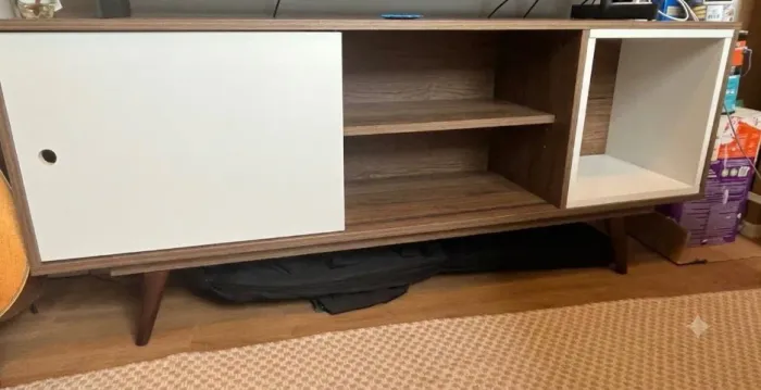 Rack TV 140cm com nichos e porta deslizante