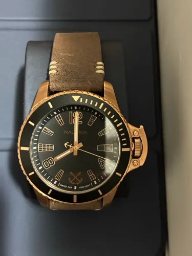 Relógio Nautica Bayside, modelo NAPBSF915, com caixa dourada e pulseira de couro marrom