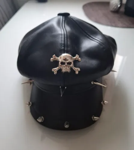 Boina de Couro Preta com Spikes