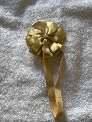 Tiara bebê com elástico e flor em fita de cetim dourada