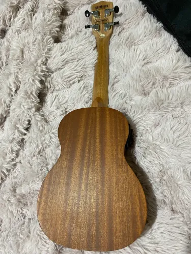 ? UKULELE STRINBERG À VENDA! ?