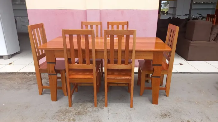 Mesa de madeira com 6 cadeiras