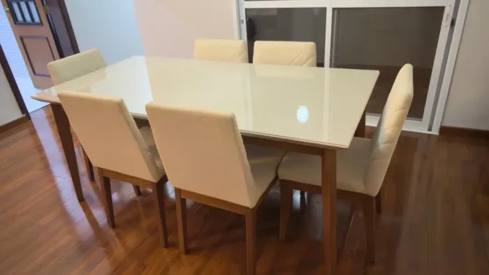 Mesa de jantar com 6 Cadeiras e aparador