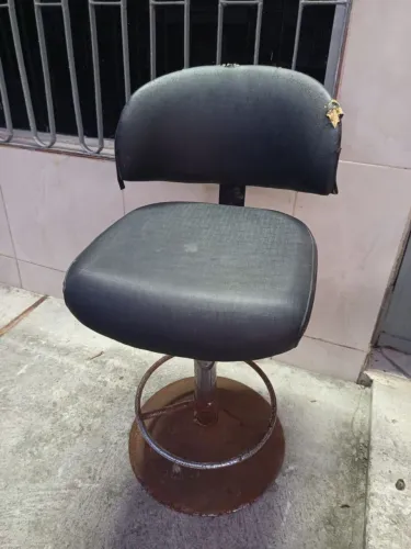 A cadeira está com avaria por isso que eu tô vendendo barato
