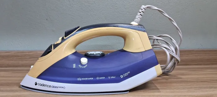 Ferro de passar roupas Cadence com vapor 110V