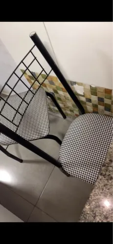 Vende-se uma mesa de cozinha com quatro cadeiras pedra de mármore nova