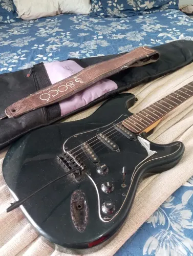 Kit Completo para Tocar: Guitarra Stratocaster + Amplificador + Acessórios
