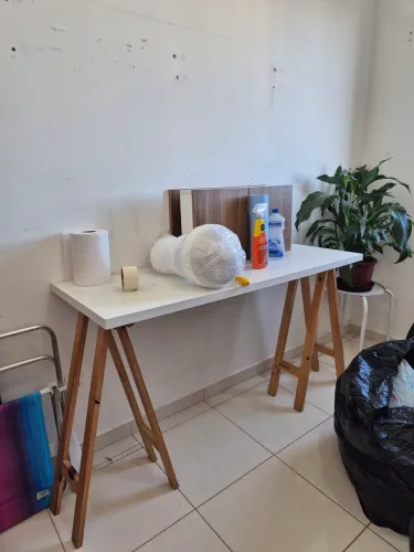 Vendo mesa escrivaninha MDF com cavaletes