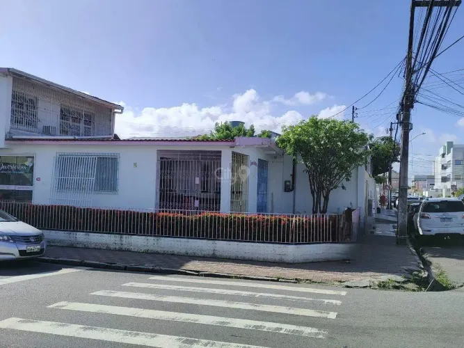 Oportunidade Única: Casa de Esquina no Coração da Cidade!