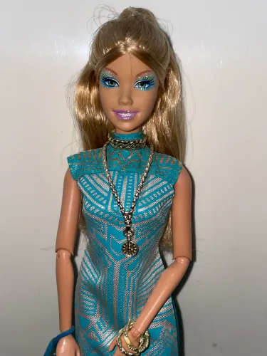 Boneca Barbie Elina em corpo fashionistas articulado mattel