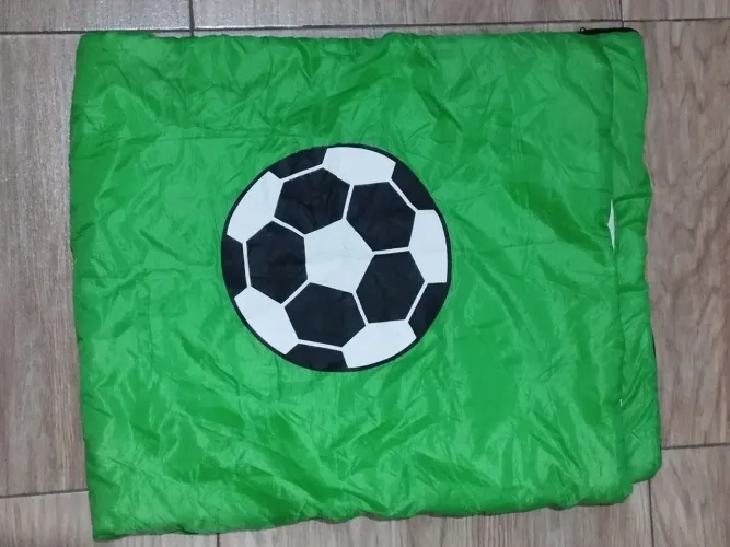 Saco de dormir verde estampa bola de futebol