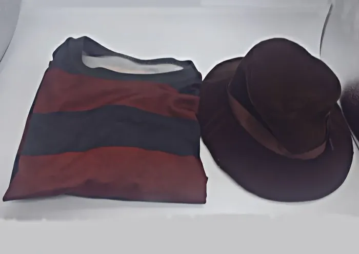 Camisa e chapeu do Freddy Krueger.