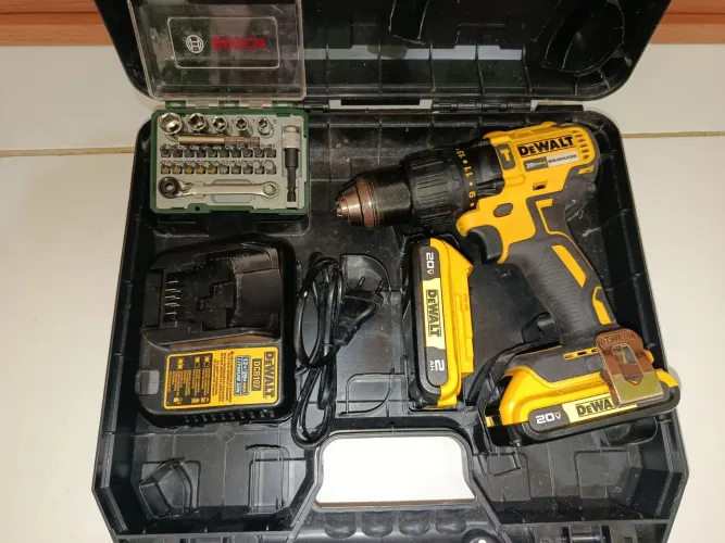 Parafusadeira DeWALT 20V usada por menos de um ano e com poucas marcas de uso