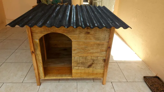 Casinhas para cães em madeira reciclável