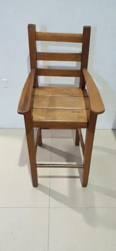 Cadeirote infantil, de madeira, envernizado.