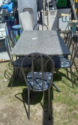 Mesa de granito com seis cadeiras