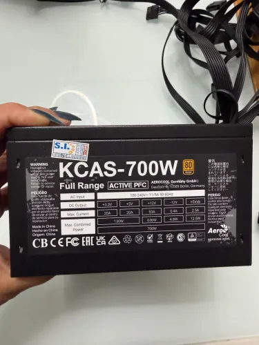 Fonte para PC AeroCool KCAS-700W, potência real de 700W, certificação 80 Plus Bronze e PFC