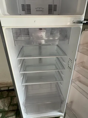 Geladeira gelando só o congelador a parte de baixo parou não tenho interesse de arrumar