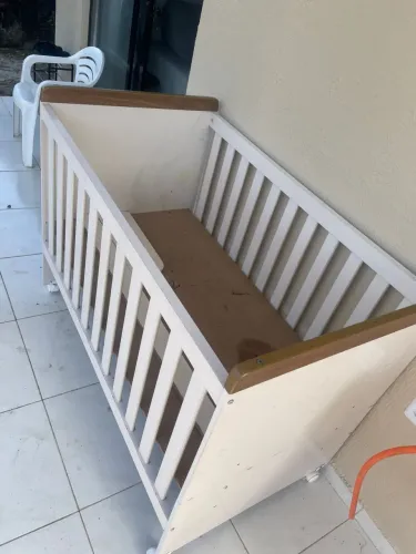 Berço de bebê sem colchão