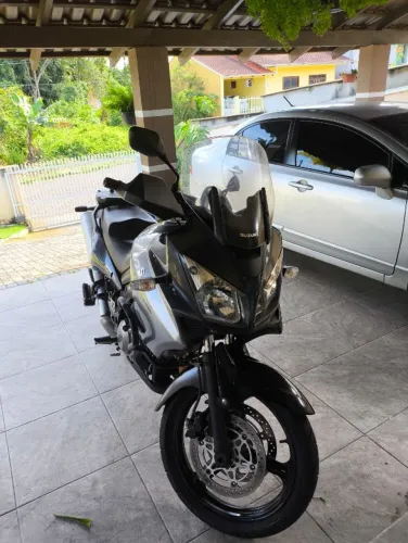 SUZUKI DL V-STROM 1000 2009 MOTO DE FINO TRATO EXTREMAMENTE CONSERVADA.