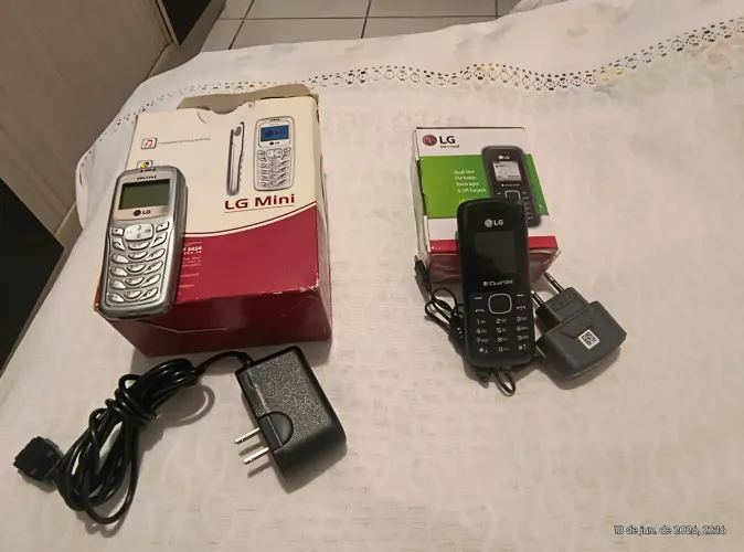 2 aparelhos antigos funcionando com caixa e carregadores