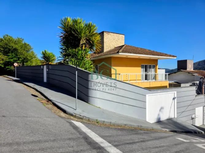 Excelente casa á venda no bairro no bairro Jardim Planalto em Poços de Caldas MG.