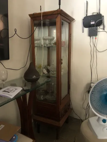 Vendo cristaleira antiga motivo mudança 