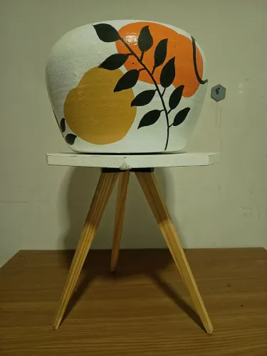 Banqueta com lindo vaso pintado à mao. Produto novo!