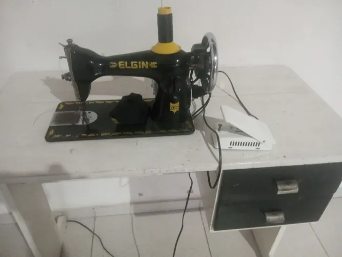 Máquina de costura ELGiN, tudo funcionando, com bancada de madeira. Pronto só pra custura,