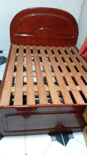 Cama de mogno