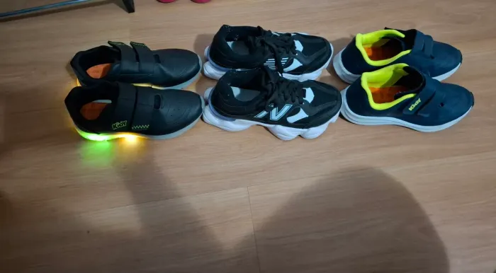 Tênis infantil masculino,  tamanho 30 kidy com Led na sola, e o outro é new balance