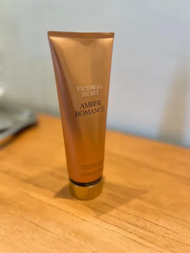 LOÇÃO VICTORIA SECRETS AMBER ROMANCE 236ML - Lacrado