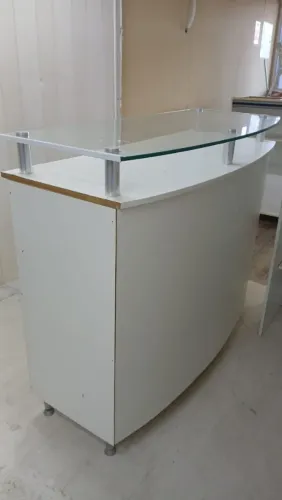Balcão em Madeira/Formica c Gavetas e Prateleiras Clinica p.Cl.Medica, Estética e Outras.