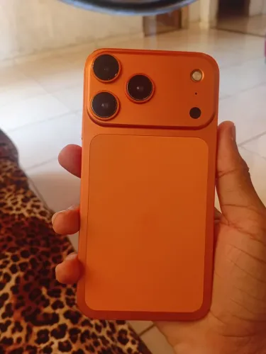 Vendo ou troco, iPhone XR na carcaça do iPhone 17