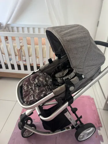 Carrinho de bebê com bebê conforto Safety 1st