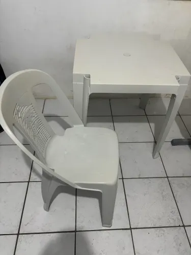 VENDO CADEIRA E MESA DE PLÁSTICO