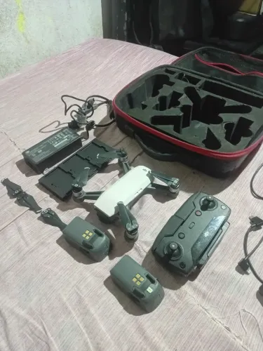 Drone dji espark conbu fly mory obs esta com um reparo na shell mas esta voando 