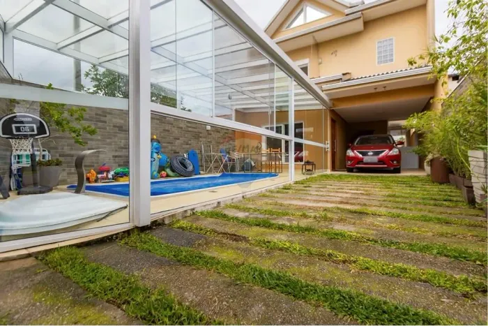 Sobrado com piscina Bairro Guabiroba. Curitiba. PR