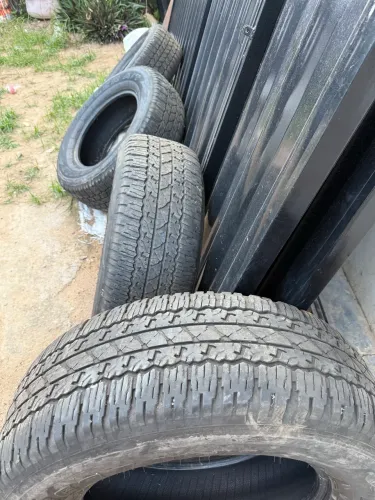 Pneus semi novos da Hilux