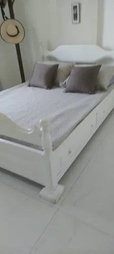 Cama de casal de madeira maciça com cabeceira e 4 gavetões (1,38x1,88)