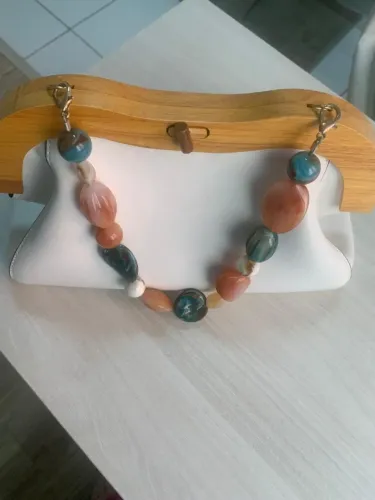 Linda bolsa de couro, fechamento em madeira e alça de pedras coloridas