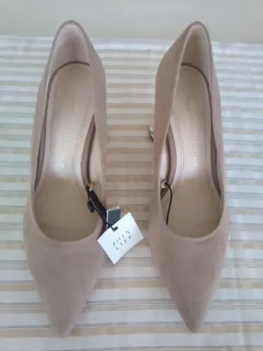 Sapato Importado ZARA, de camurça e na cor Bege. (NOVO)