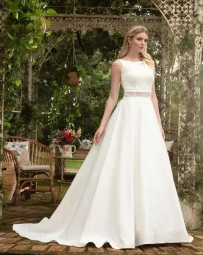 Vestido noiva rodado, inspiração princesa em tecido adamascado off-white.